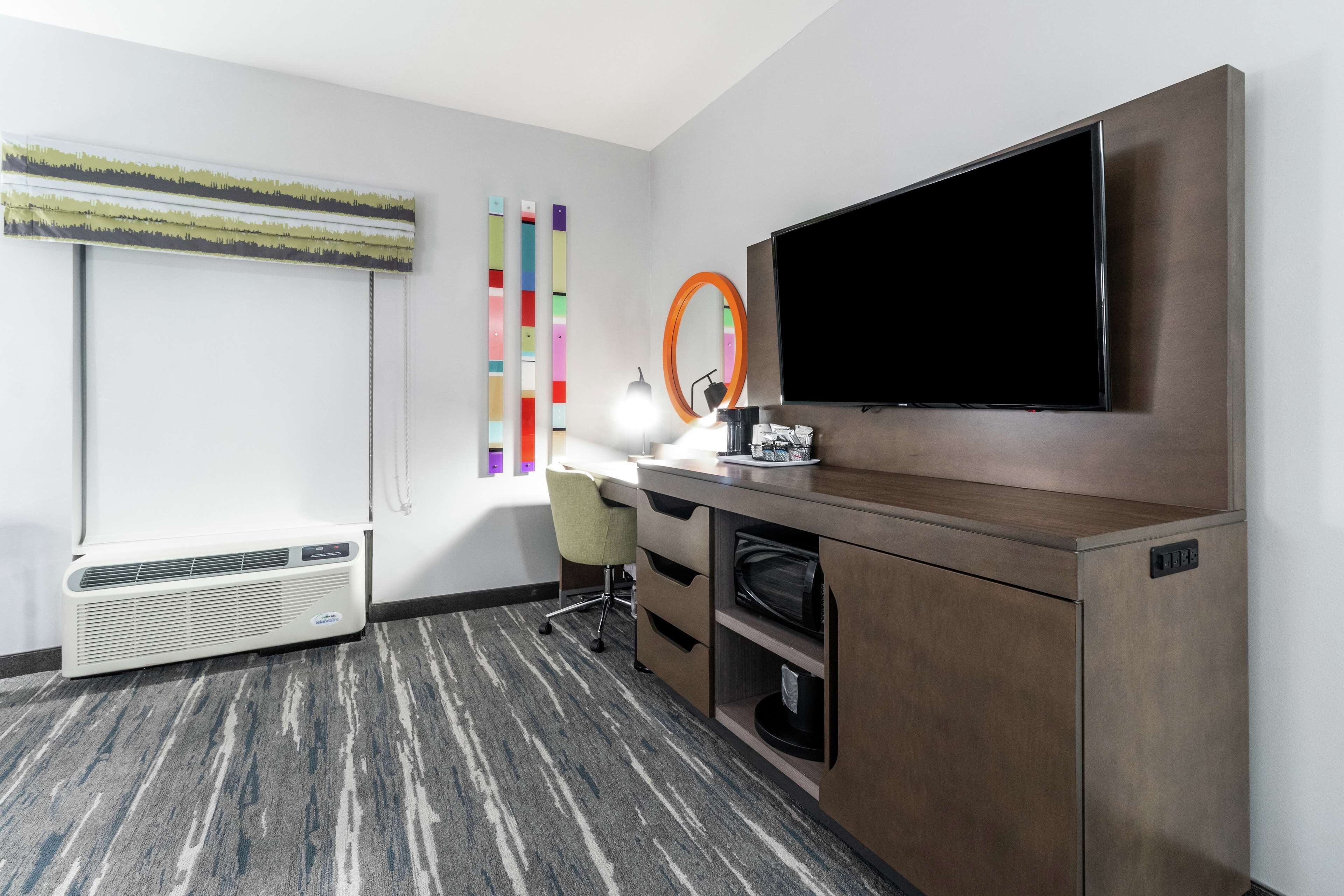 in-room safe, desk, laptop workspace, blackout curtains