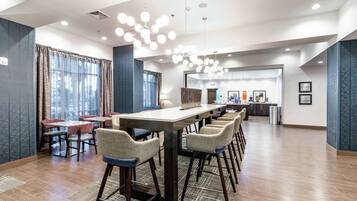 Café da manhã com buffet grátis todos os dias