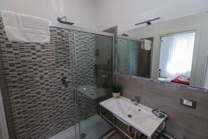Shower, hair dryer, bidet, towels - Apartment in the historic center with three bedrooms and en-suite bathrooms  (Palermo)