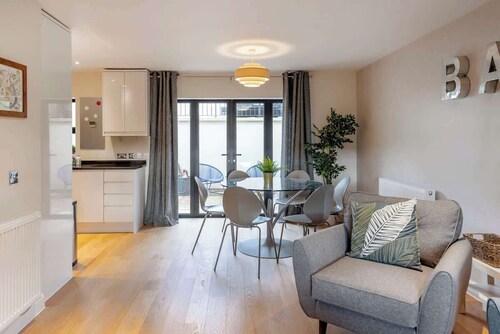 Fantastic 3-bed house in Bath with free parking