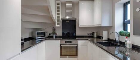 Refrigerador, microondas, horno, placa de cocina