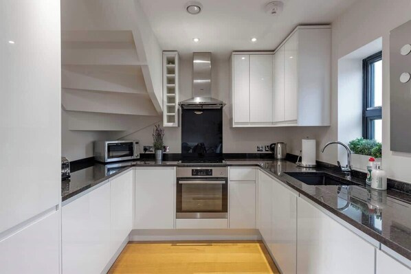 Frigorífico, microondas, horno y placa de cocina