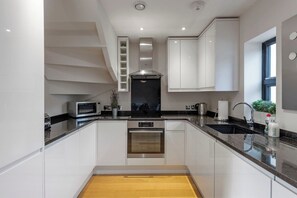 Private kitchen - Fantastic 3-bed house in Bath with free parking (BATH)
