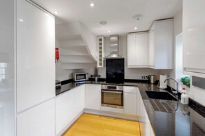 Private kitchen - Fantastic 3-bed house in Bath with free parking (BATH)