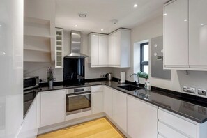 Private kitchen - Fantastic 3-bed house in Bath with free parking (BATH)
