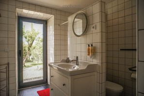 Gratis toiletartikelen, een haardroger, handdoeken