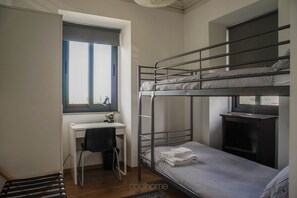 5 slaapkamers, geluiddichte muren, een strijkplank/strijkijzer