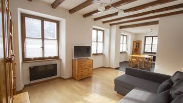 Departamento, vista a la montaña | Área de sala de estar | Televisión de pantalla plana y juguetes