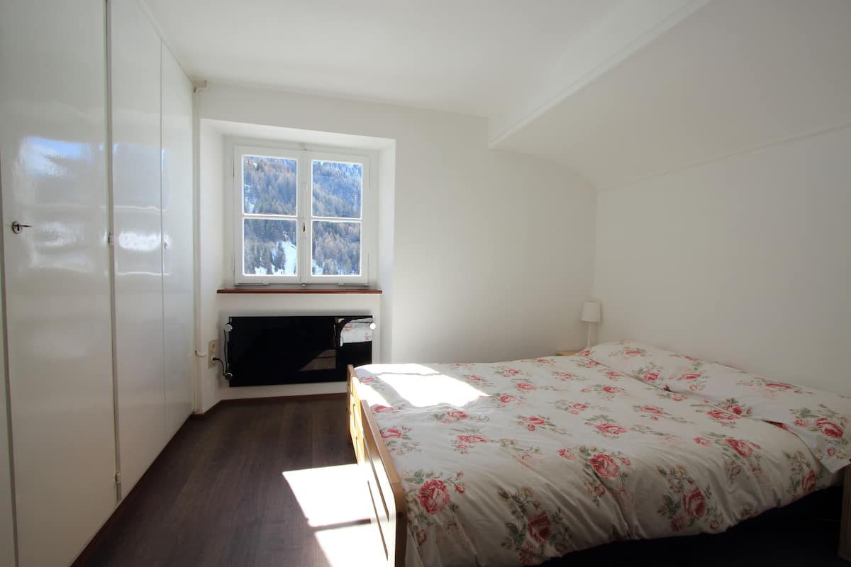 Suite, 1 Double Bed, Non Smoking, Mountain View
