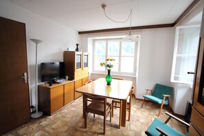 Apartemen, pemandangan gunung | Ruang keluarga | TV layar datar dan mainan