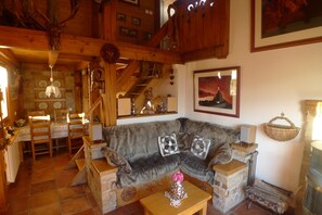 Fernseher, Kamin, DVD-Player, Musikbibliothek