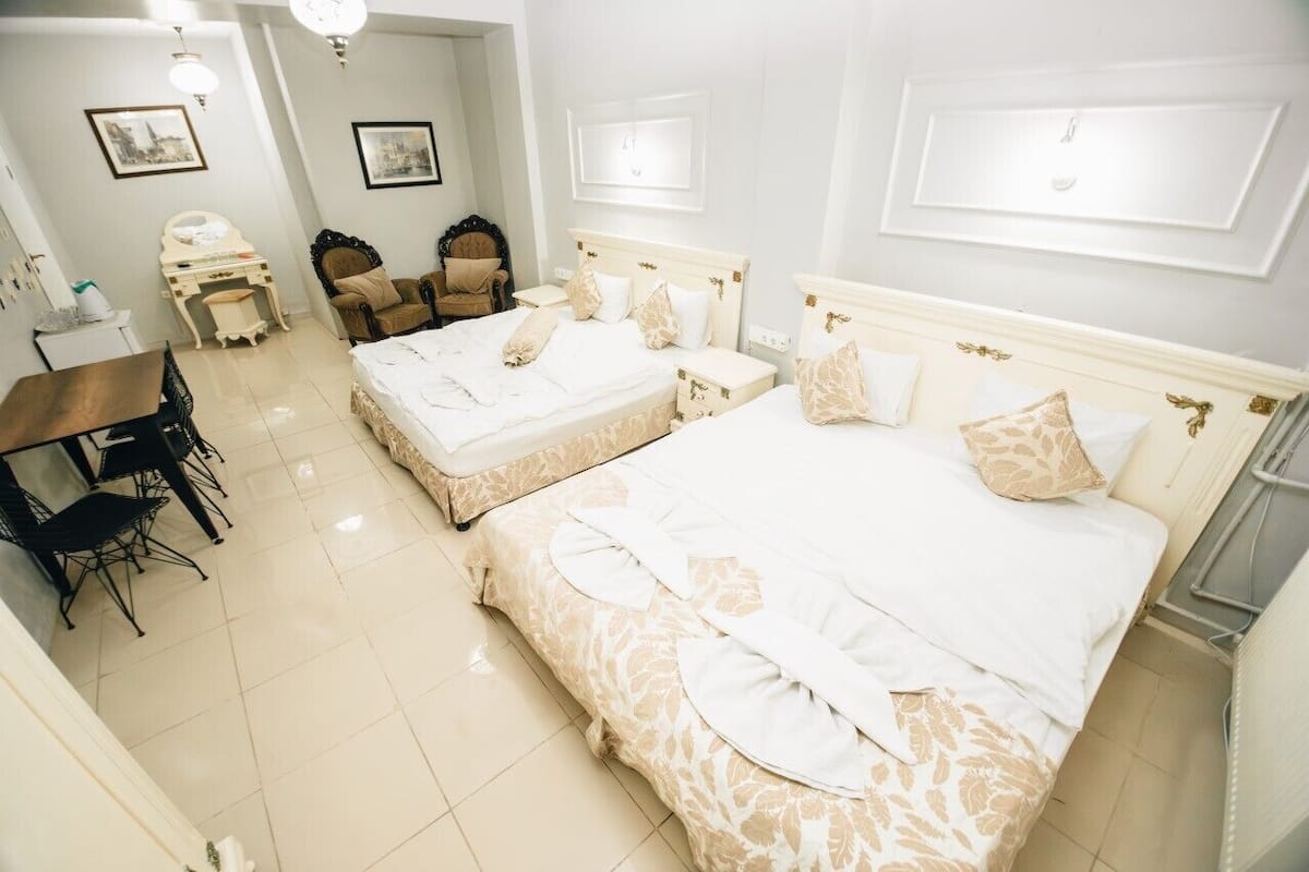 (B) Economy Family Room (Basement) | Minibar, Zimmersafe, Verdunkelungsvorhänge, schallisolierte Zimmer