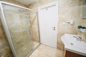 Shower, rainfall showerhead, free toiletries, hair dryer - Safran Suites  (Istanbul)