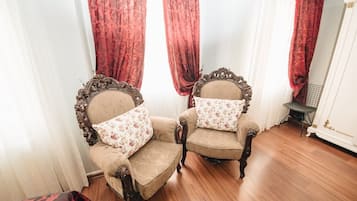 (C) Family Suite | Minibar, in-room safe, blackout drapes, soundproofing