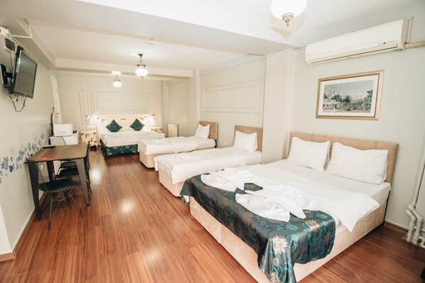 (C) Family Suite | Minibar, värdeförvaringsskåp på rummet och mörkläggningsgardiner