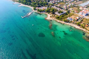 Beach nearby, sun loungers - VILLA PETRA heated pool, sauna, 5 en-suite bedrooms, 30m from sea (Kaštel Štafilic)