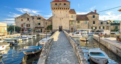 VILLA PETRA Pool, Sauna,5 Schlafzimmer& en-suite, 30m vom Meer,