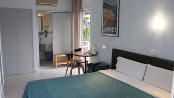 Comfort kamer, 1 twee- of 2 eenpersoonsbedden, 1 slaapkamer, balkon | 1 slaapkamer, luxe beddengoed, Select Comfort-bedden, een minibar