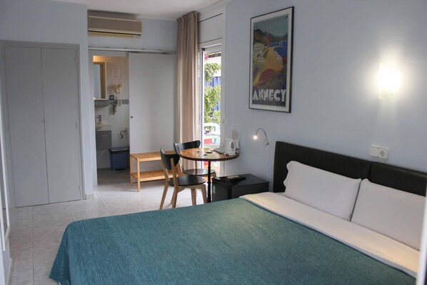 Kamar Double atau Twin Comfort, 1 kamar tidur, balkon | Seprai premium, tempat tidur Select Comfort, minibar, dan brankas