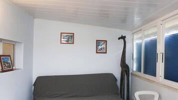 Apartamento Confort, 1 habitación, cocina básica | Zona de estar | Una televisión de pantalla plana