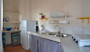 Réfrigérateur, micro-ondes, plaque de cuisson, cafetière/bouilloire