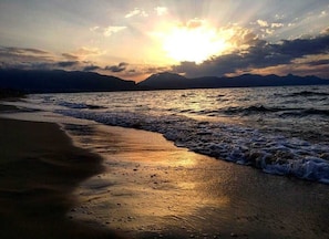 Plage, chaises longues