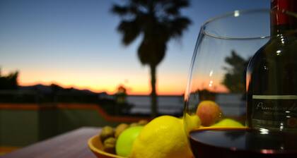 VILLA WITH VIEWS OF THE SEA 200 METERS FROM A BROAD BEACH SAND