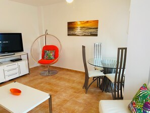 Televisión, reproductor de DVD, libros y videoteca 
