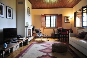TV, fireplace