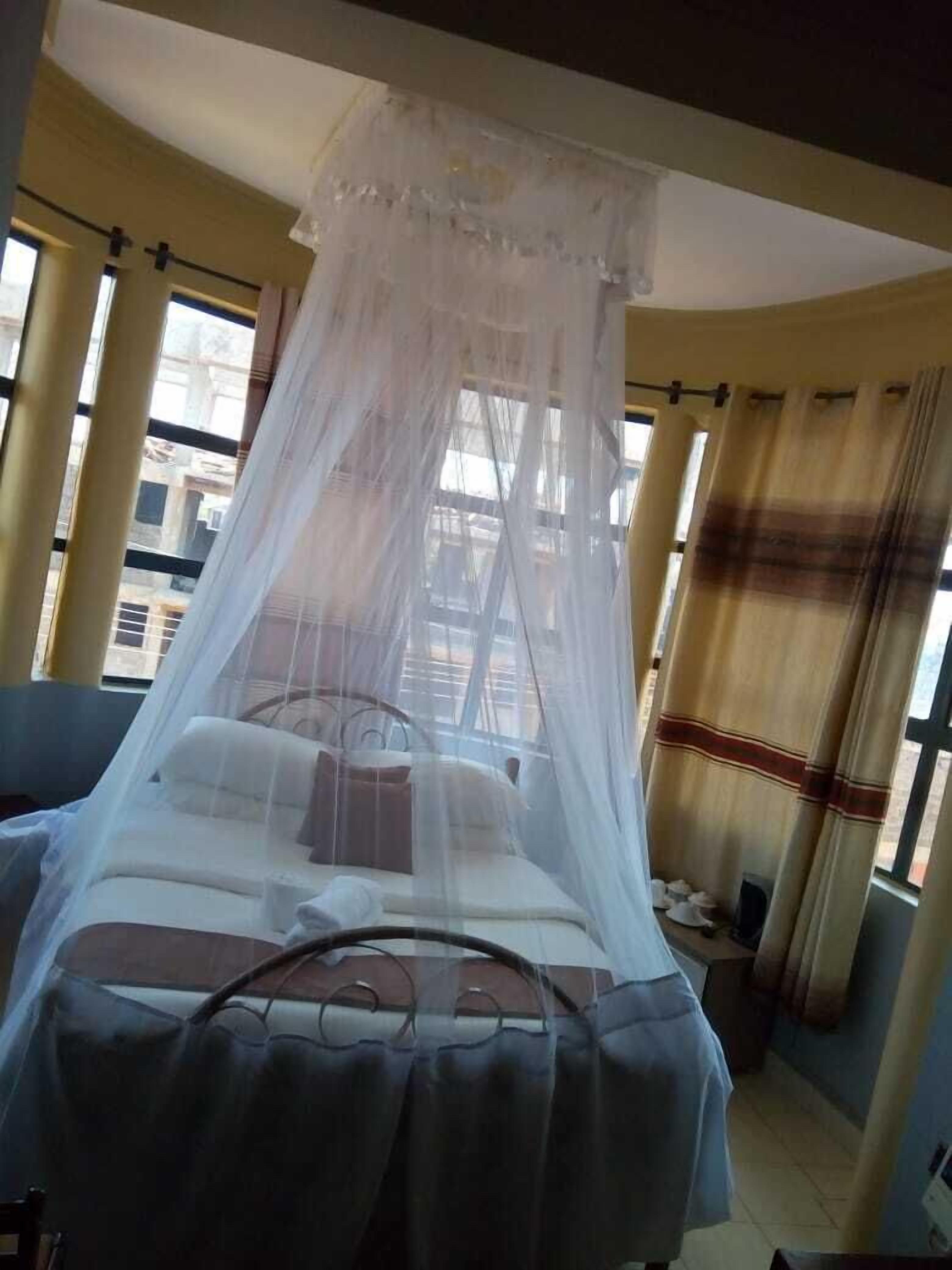 Kamar Deluks | Meja kerja, Wi-Fi gratis, dan seprai linen