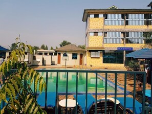 Una piscina al aire libre