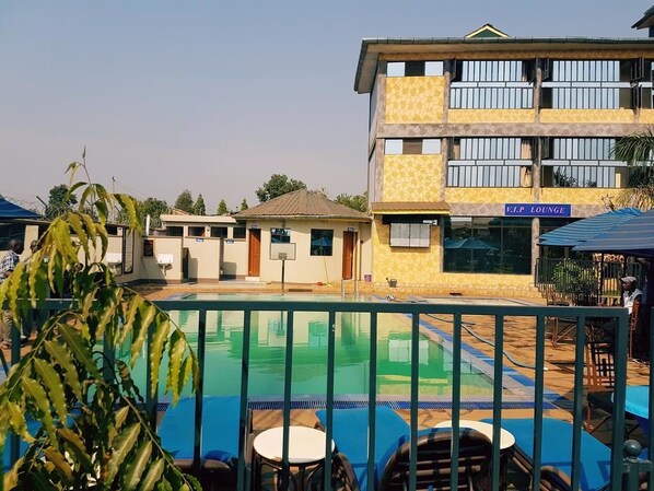 สระว่ายน้ำกลางแจ้ง