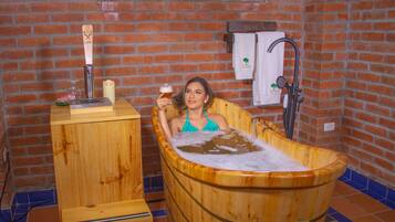 Couples treatment room(s), sauna, aromatherapy, hot stone massages