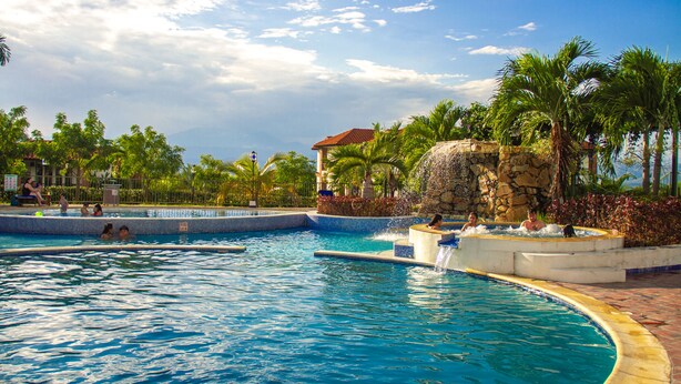 Outdoor pool, open 6:30 AM to 11:00 PM, pool umbrellas, pool loungers - Casa Bohemia (Campoalegre)