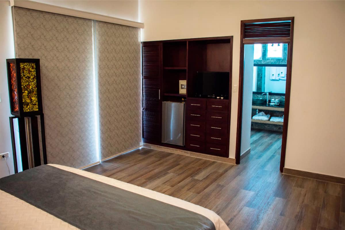 luxury room | 1 bedroom, minibar, in-room safe, soundproofing