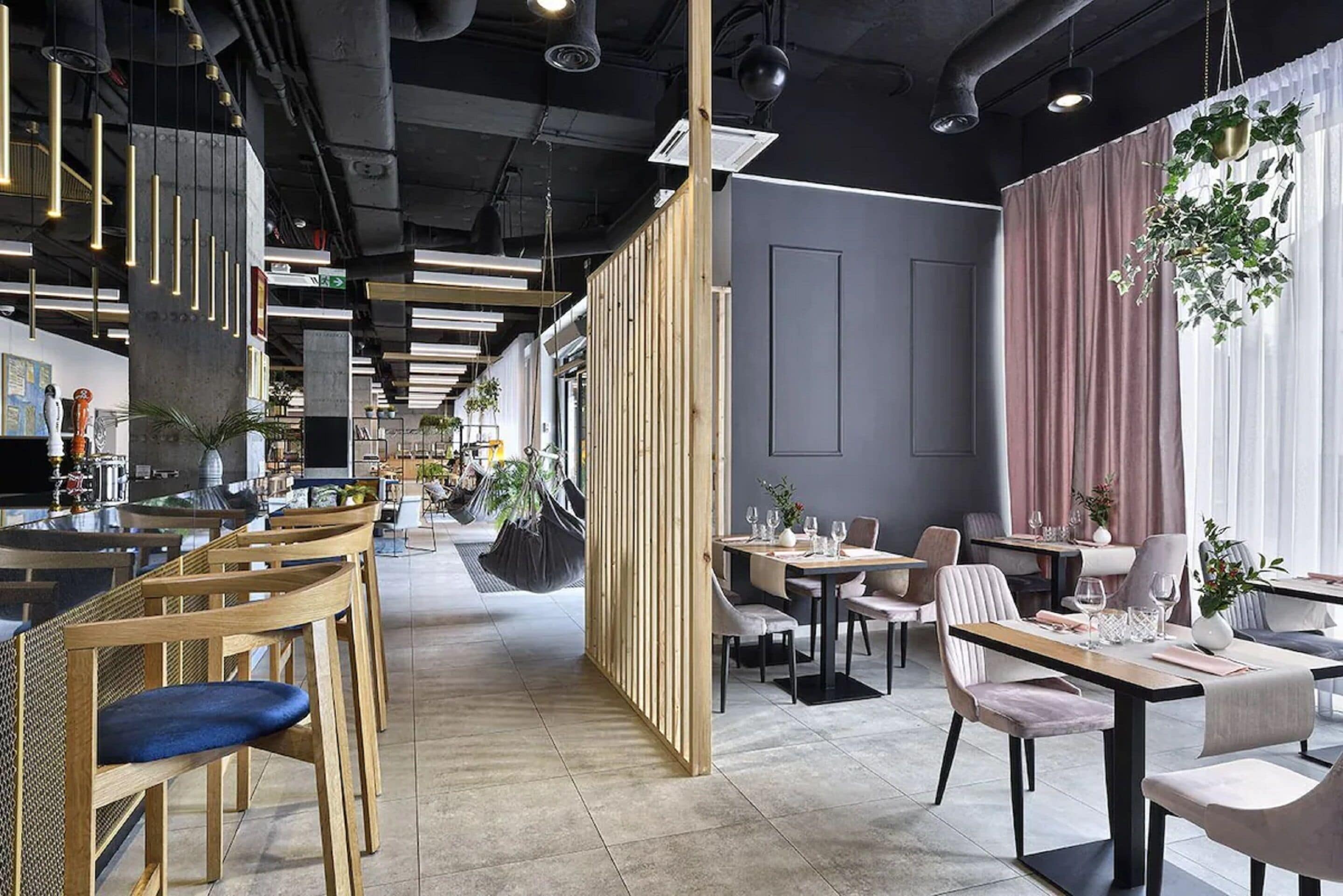 Se sirven desayunos, almuerzos y cenas; cocina internacional