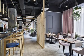 Breakfast, lunch, dinner served; international cuisine - Arche Hotel Geologiczna (Warsaw)