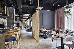 供应早餐、午餐和晚餐，国际美食