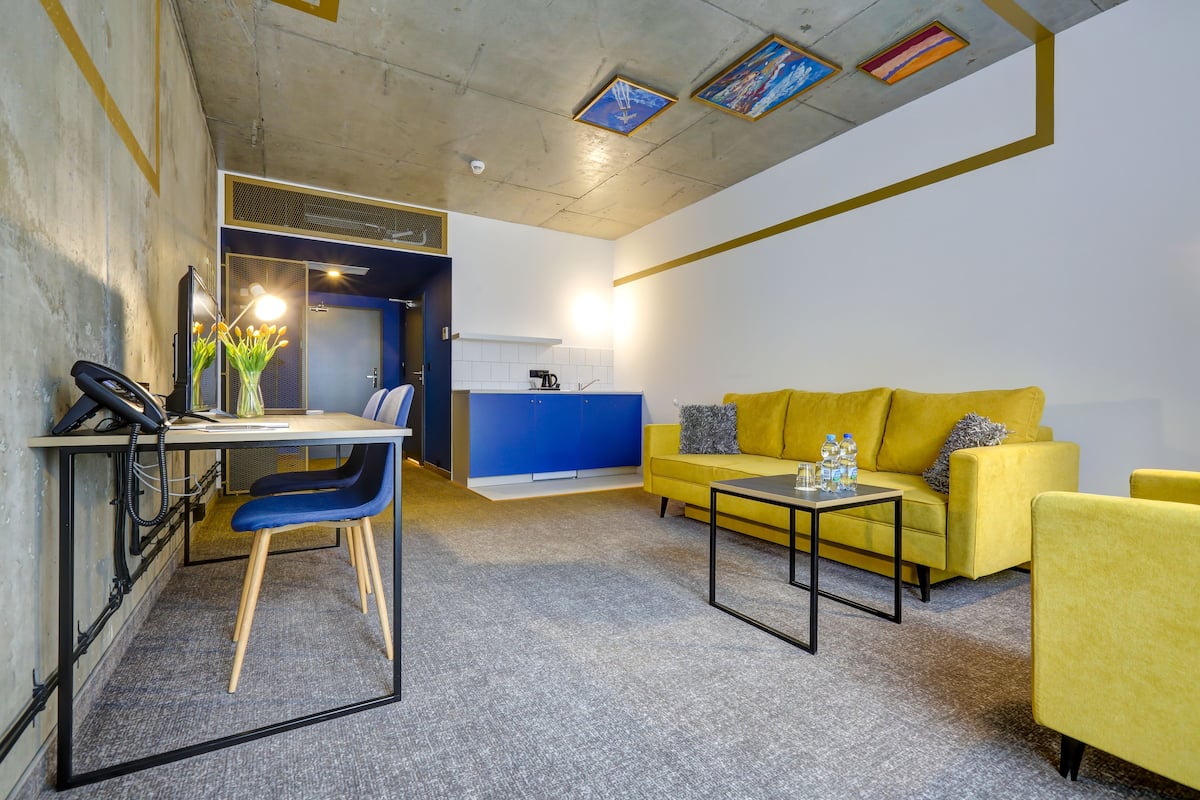 Deluxe Apartment, 1 Queen Bed, Non Smoking | Living room | Flat-screen TV