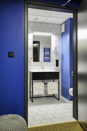 Ducha, artículos de higiene personal gratuitos y secador de pelo