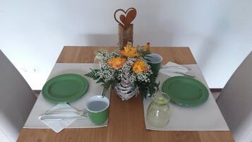 Réfrigérateur dans l'espace commun, bouilloire électrique