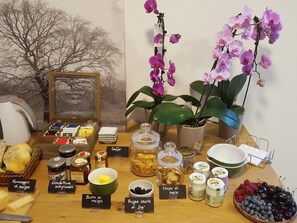 Päivittäinen buffetaamiainen (7 EUR per henkilö)