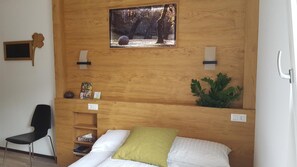 Yksilöllisesti kalustettu, työpöytä, pimennysverhot, äänieristys