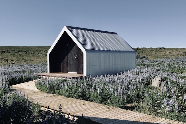Habitación con 2 camas individuales, baño compartido | 1 habitación, cortinas blackout, insonorización y wifi gratis