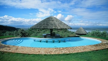 Una piscina al aire libre