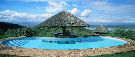 Una piscina al aire libre