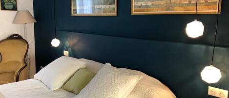 Kamar Double atau Twin Deluks (La Chambre Bleue) | Seprai premium, bantalan ekstra lembut, dan didekorasi berbeda-beda