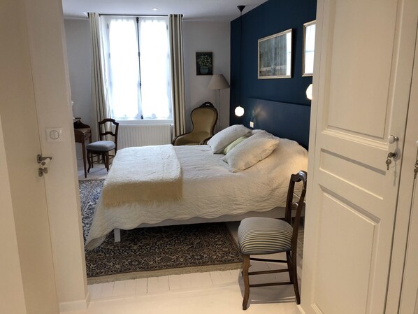 Habitación Deluxe con 1 cama matrimonial o 2 individuales (La Chambre Bleue) | Ropa de cama de alta calidad y camas con pillow-top