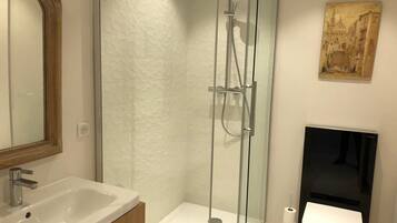Deluxe Double Room (La Chambre Rose) | Bathroom | Shower, rainfall showerhead, free toiletries, hair dryer
