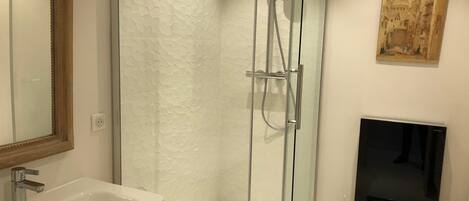 Deluxe Double Room (La Chambre Rose) | Bathroom | Shower, rainfall showerhead, free toiletries, hair dryer